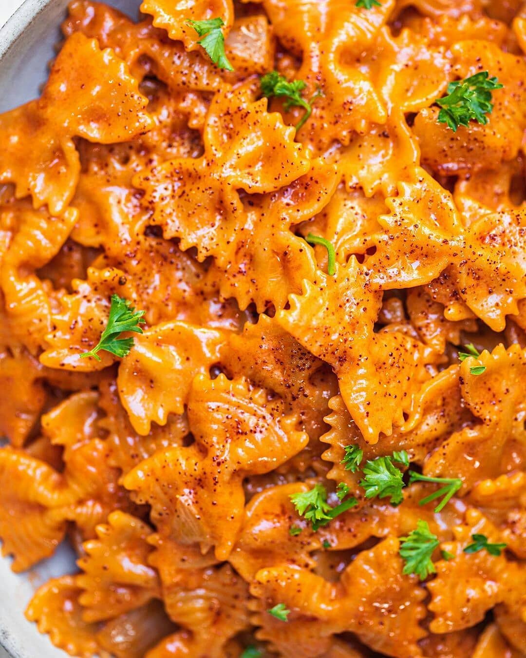 Vegan Cheesy Tomato Pasta