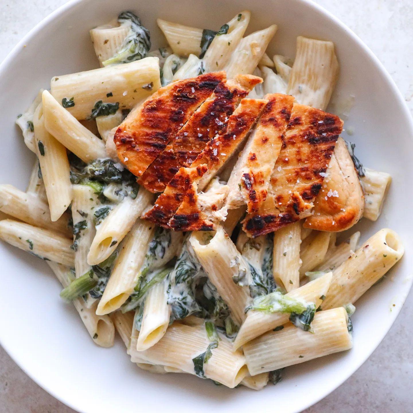 Creamy Kale Garlic Pasta with Vegan Chicken