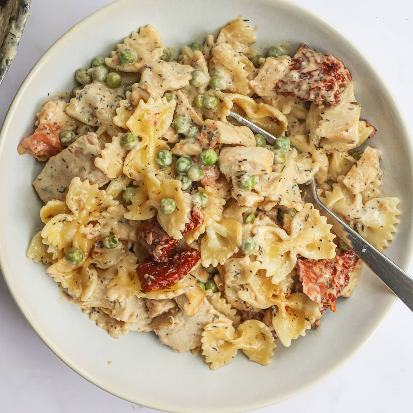 Creamy Vegan Pasta with Vegan Chicken