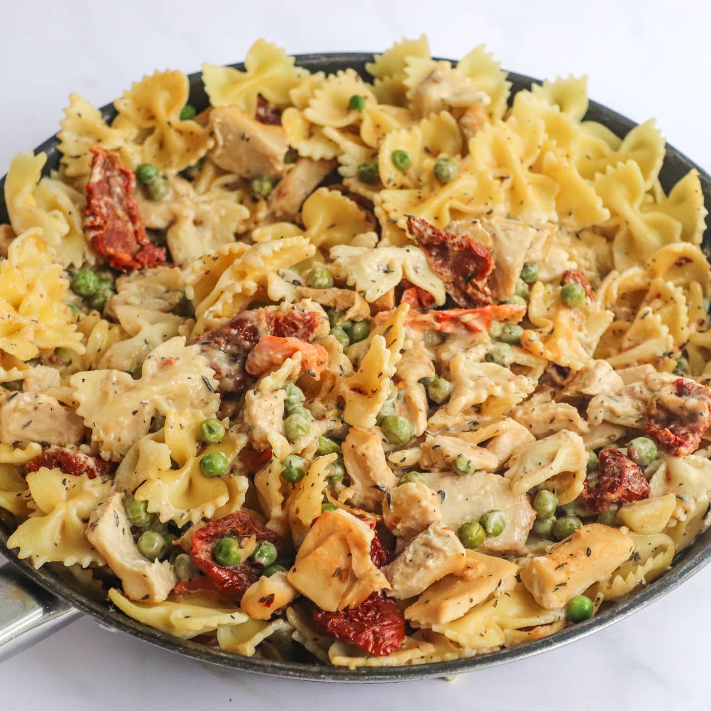 Creamy Vegan Pasta with Vegan Chicken