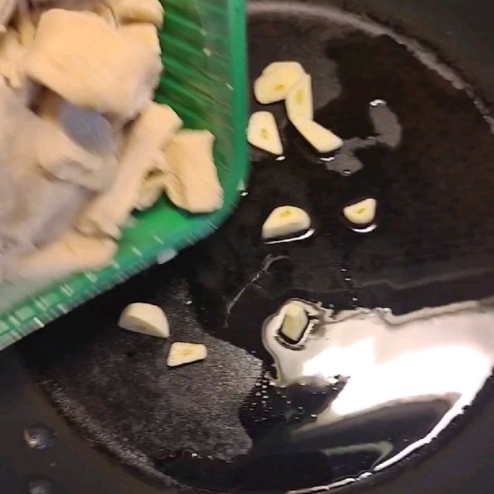 Creamy Vegan Pasta with Vegan Chicken