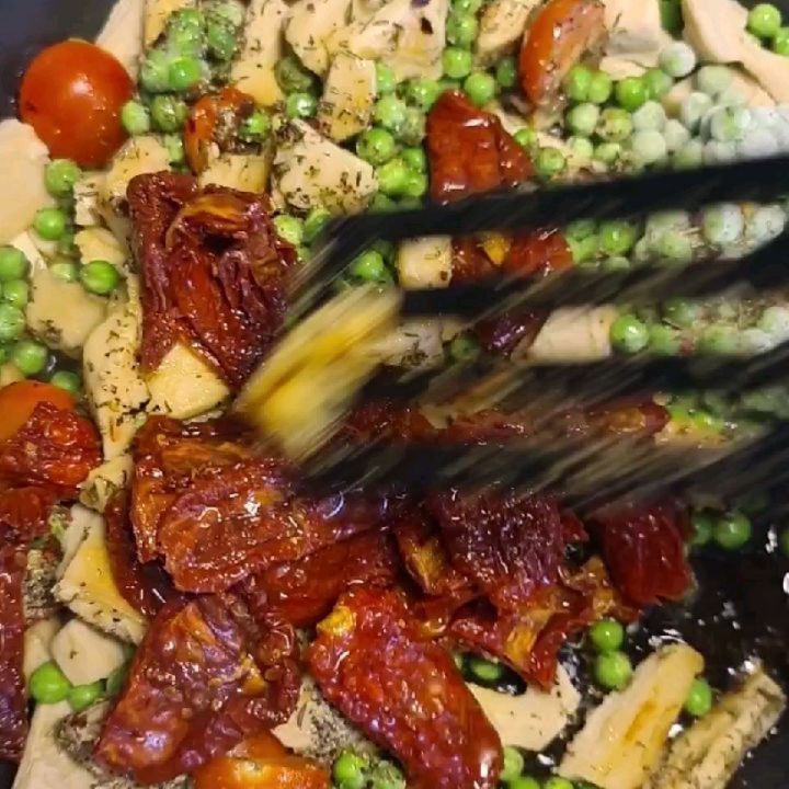 Creamy Vegan Pasta with Vegan Chicken