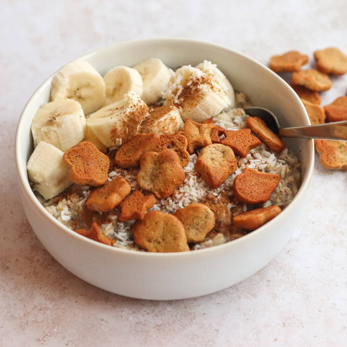Gingerbread Oatmeal with Banana and Cookies