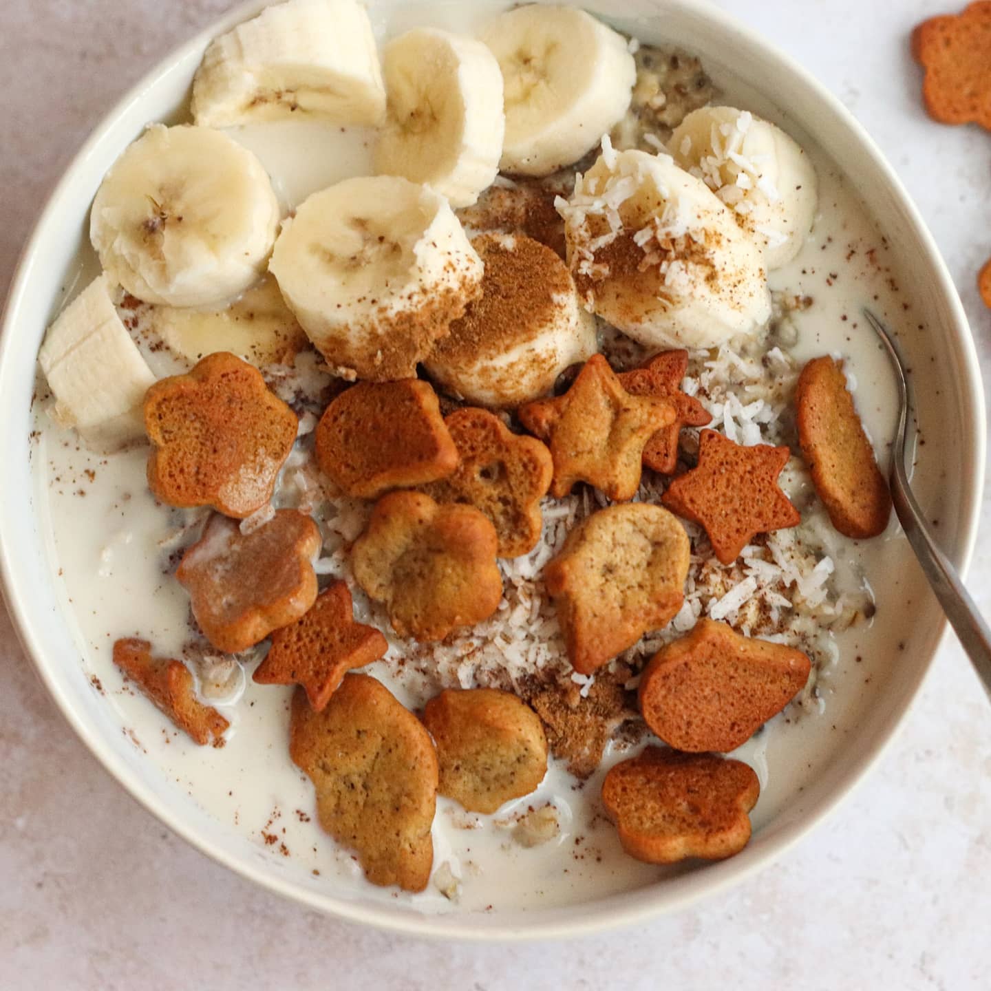 Gingerbread Oatmeal with Banana and Cookies