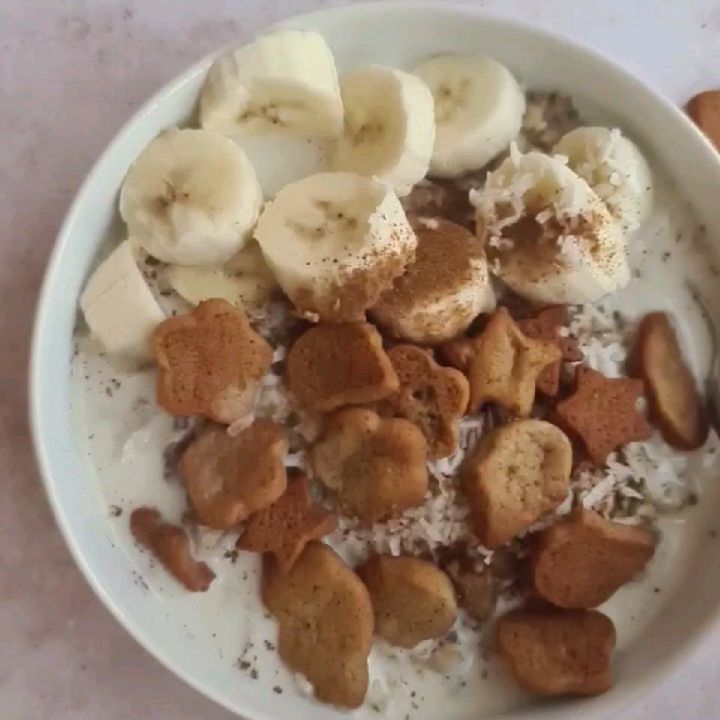 Gingerbread Oatmeal with Banana and Cookies