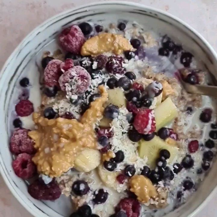 Vanilla Cinnamon Oatmeal Bowl with Fruits
