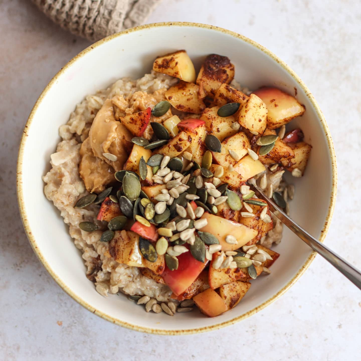 Vanilla Oatmeal with Apple and Toppings