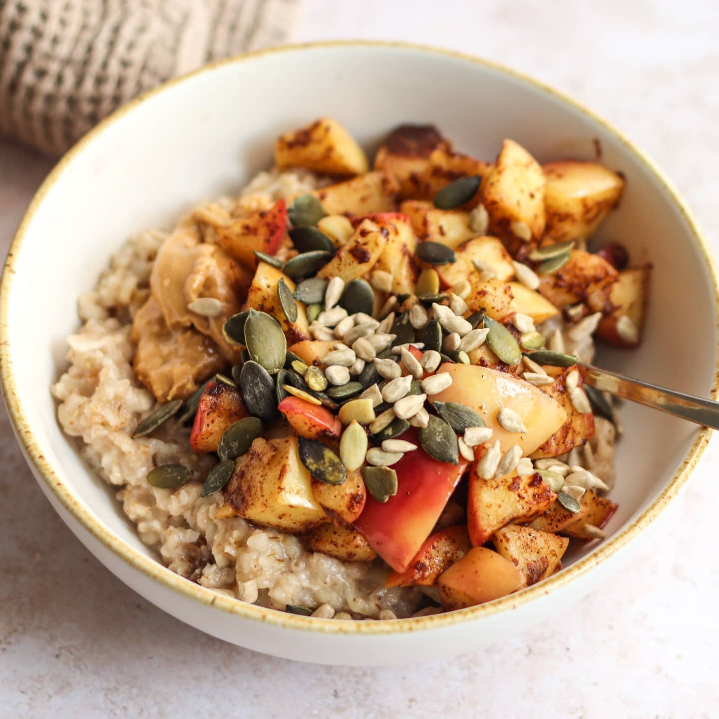 Vanilla Oatmeal with Apple and Toppings