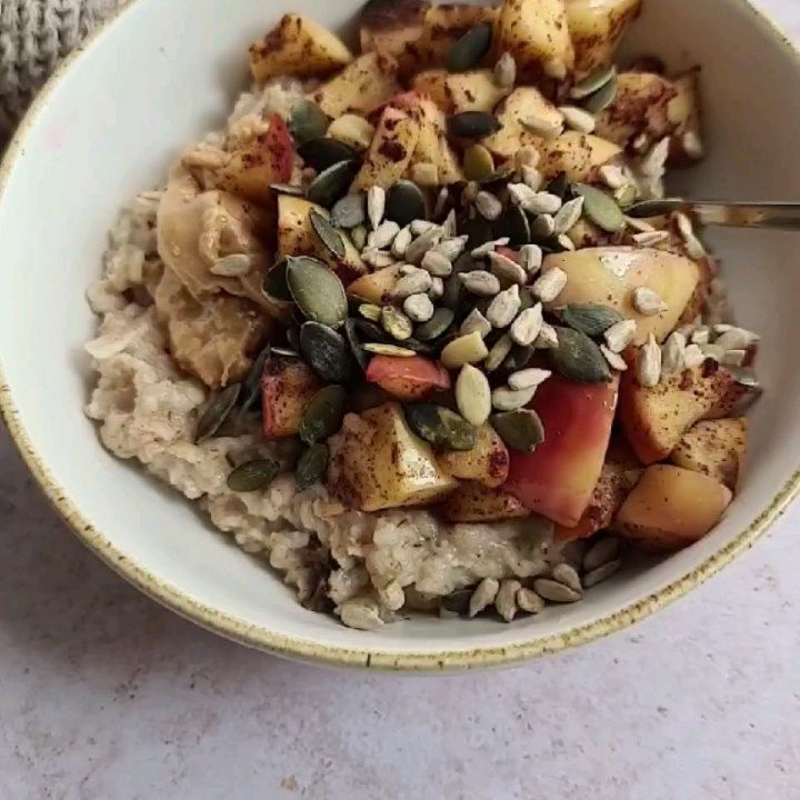 Vanilla Oatmeal with Apple and Toppings