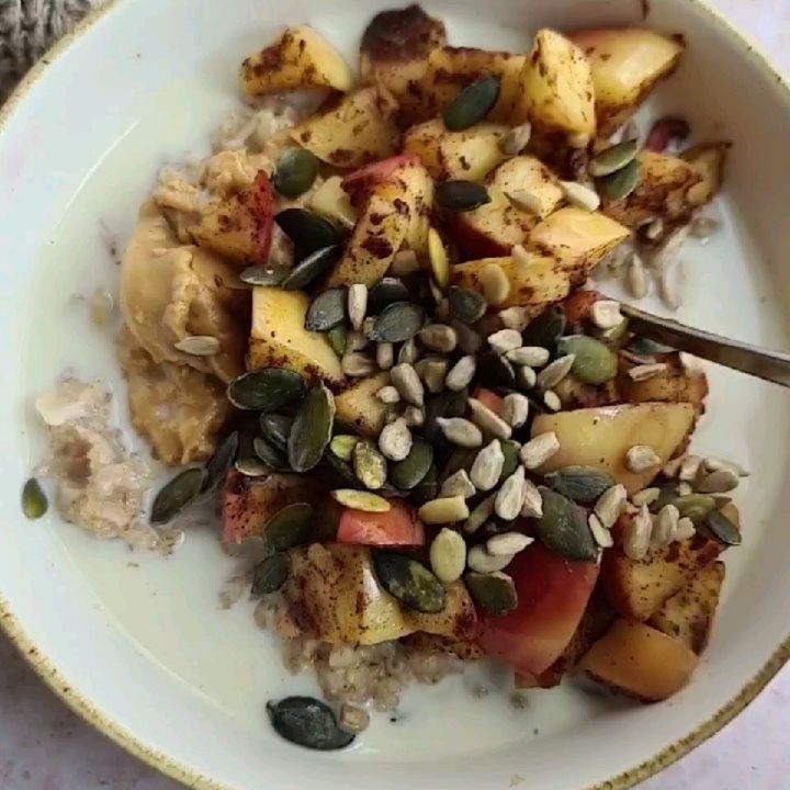 Vanilla Oatmeal with Apple and Toppings