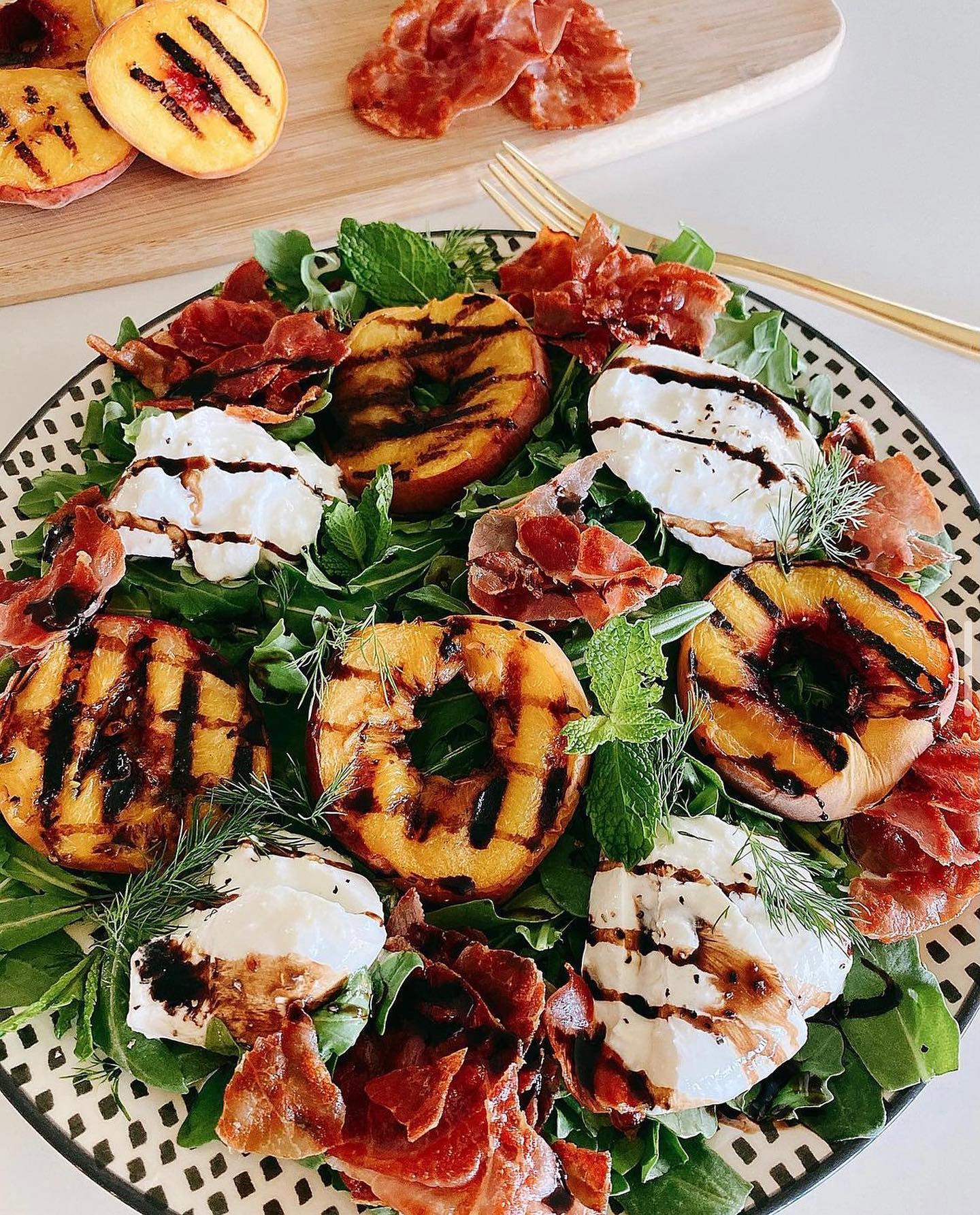 Grilled Peaches and Prosciutto Salad