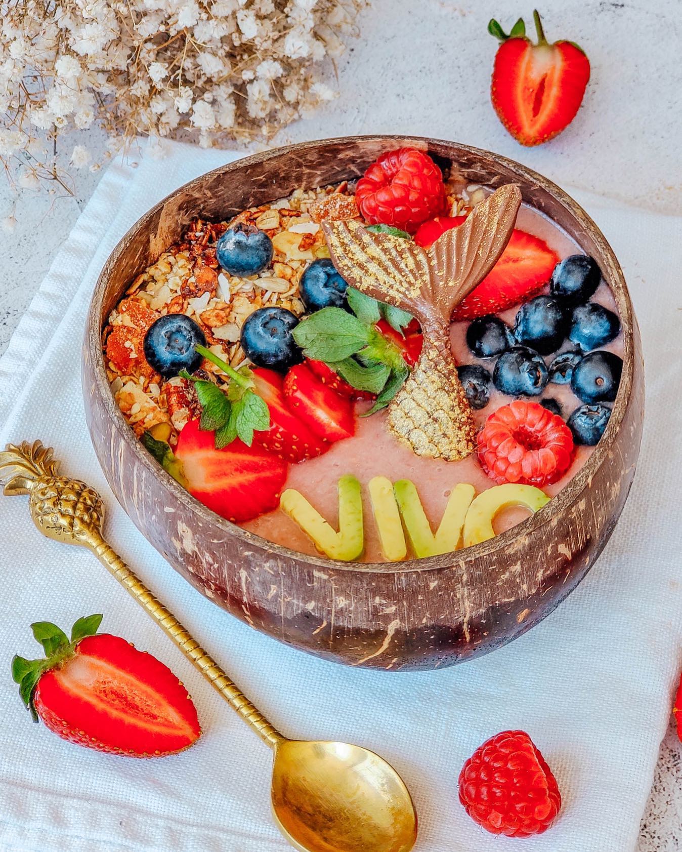 Frozen Banana Raspberry Smoothie Bowl