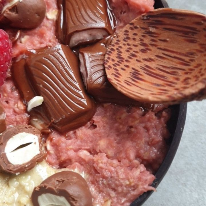 Pink Protein Oats with Beetroot Powder