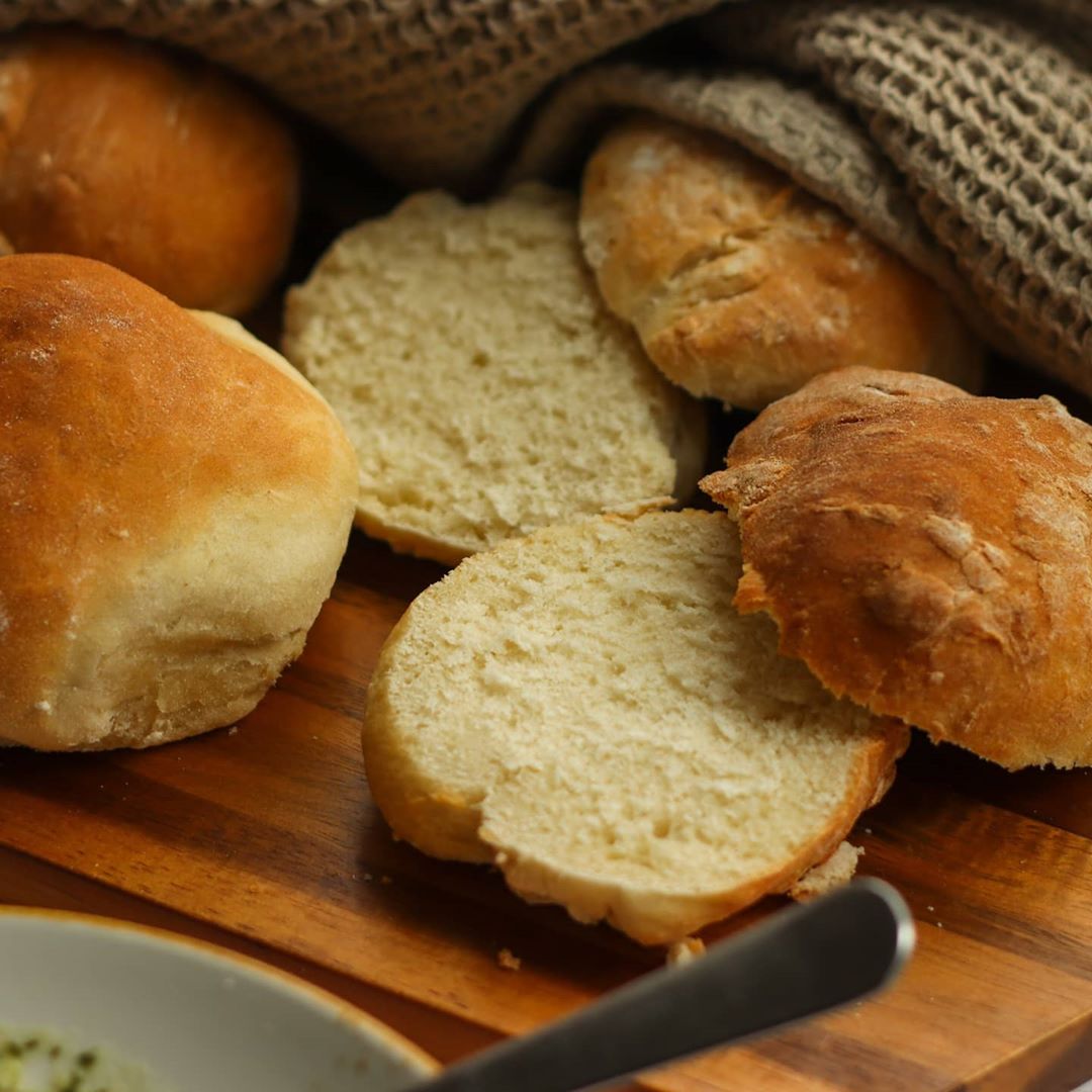 Spinach Potato Soup with Bread Rolls