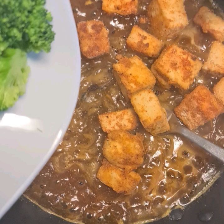 Orange Tofu and Broccoli with Rice Noodles
