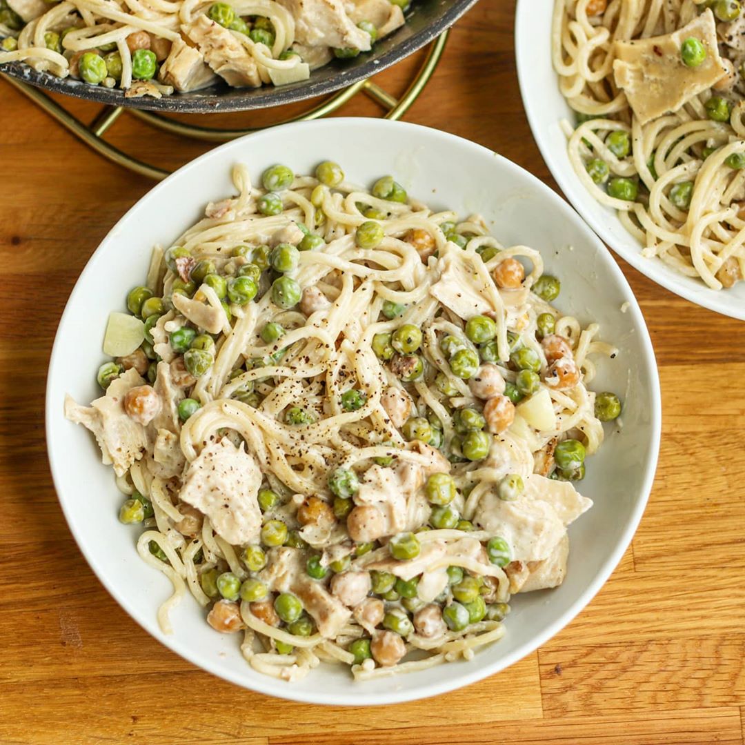 Creamy Vegan Pasta with Chickpeas and Peas