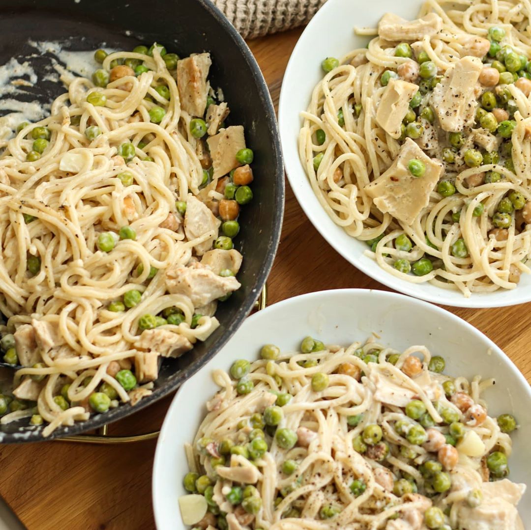 Creamy Vegan Pasta with Chickpeas and Peas