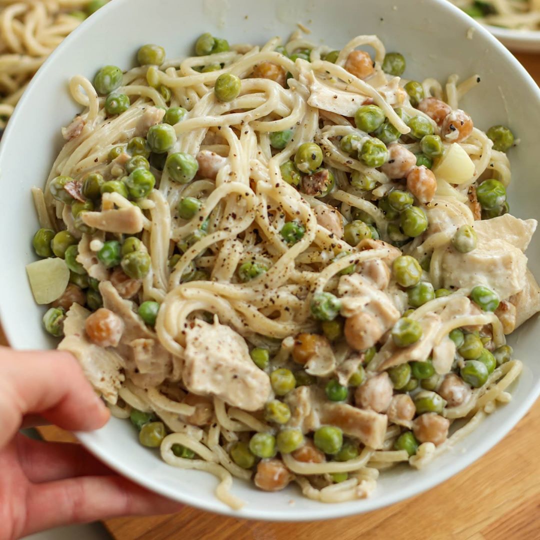 Creamy Vegan Pasta with Chickpeas and Peas