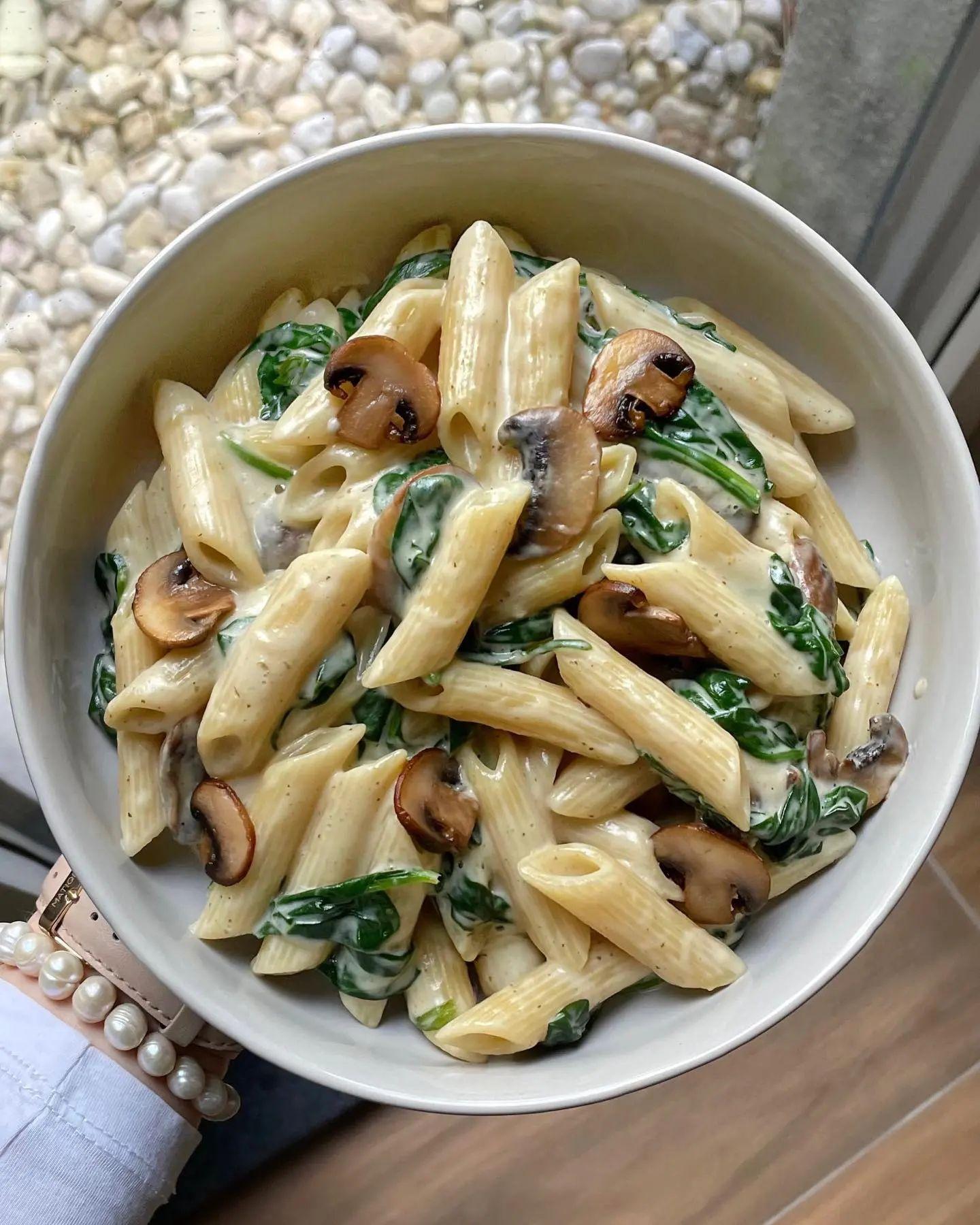 Creamy Spinach and Mushroom Pasta