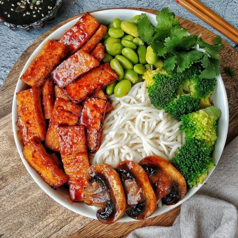 Sweet and Spicy Tofu Bowl with Vegetables