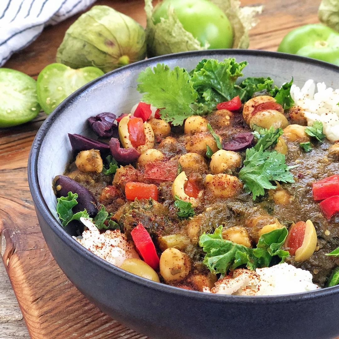 Vegan Green Shakshuka with Chickpeas and Olives