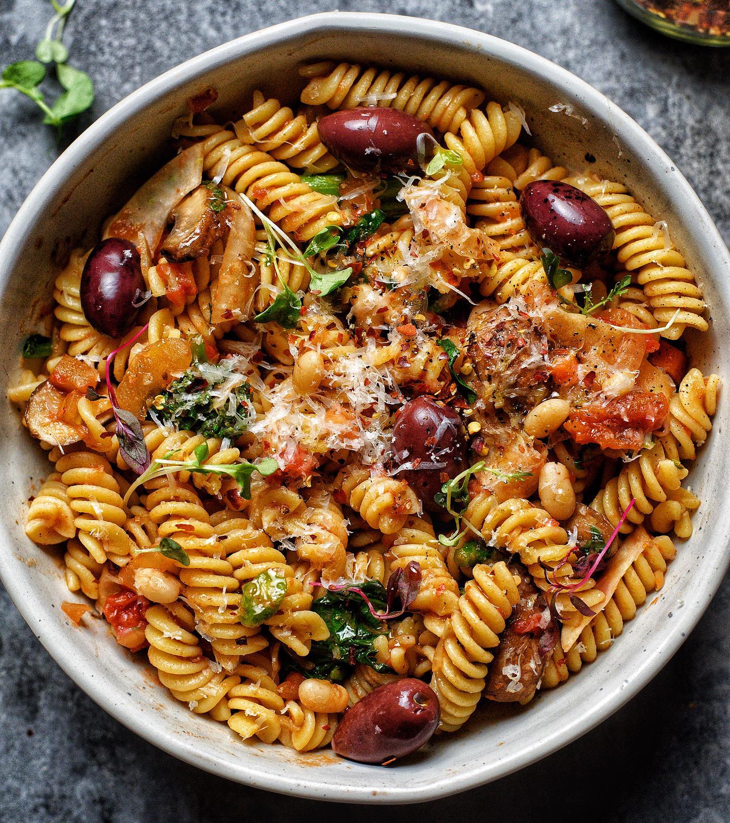 Improvised Vegan Pasta with Pizza Toppings