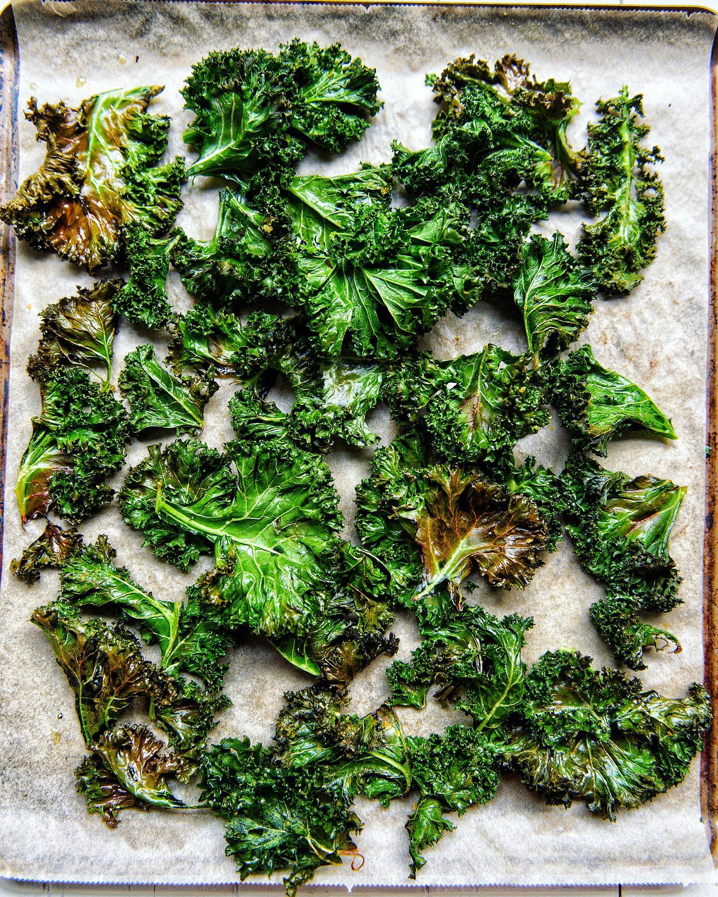 Easy Crunchy Baked Kale Chips