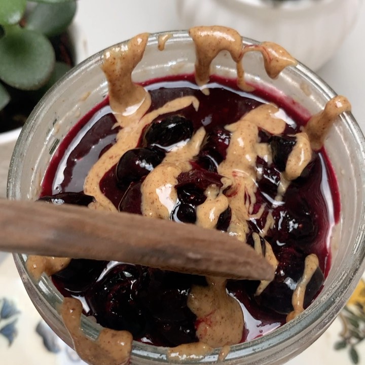Delicious Blueberry Cheesecake Overnight Oats