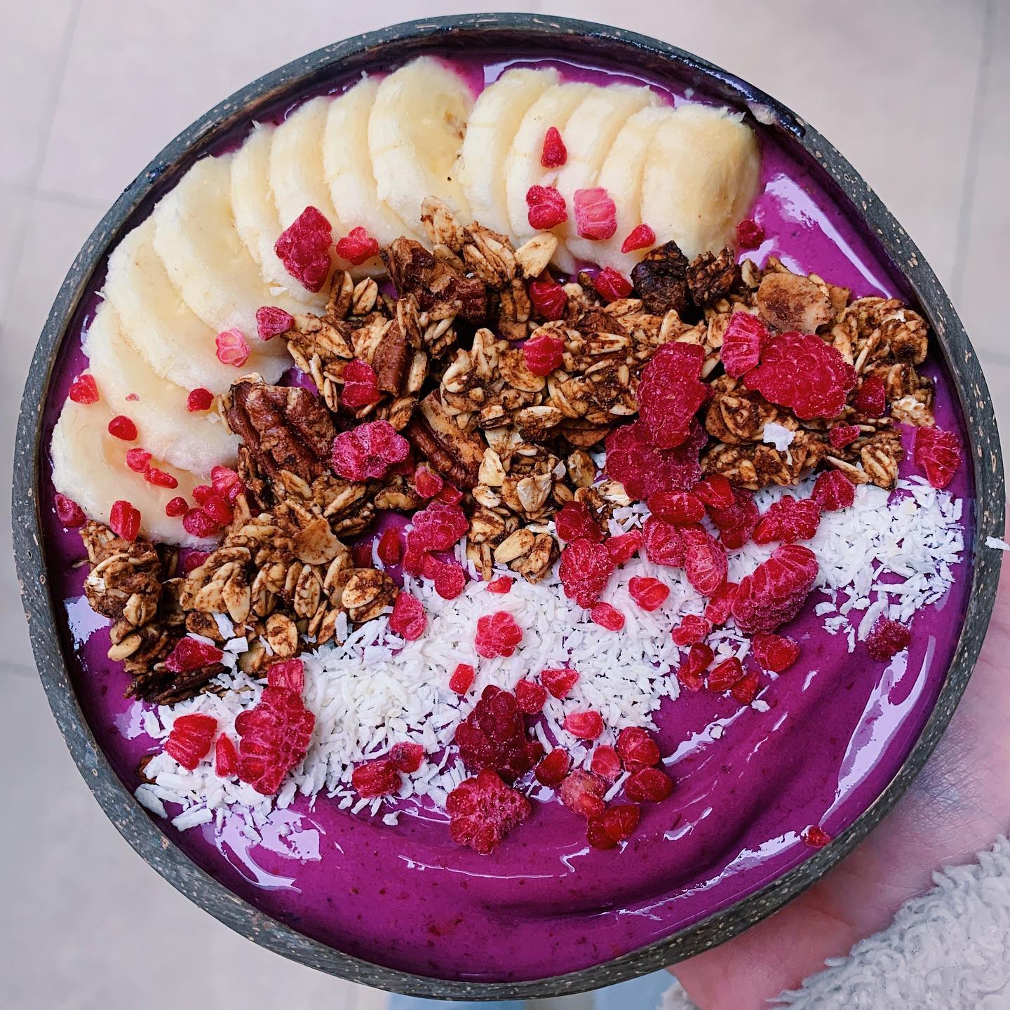 Refreshing Berry Smoothie Bowl with Granola
