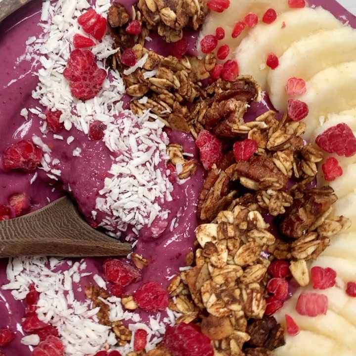 Refreshing Berry Smoothie Bowl with Granola