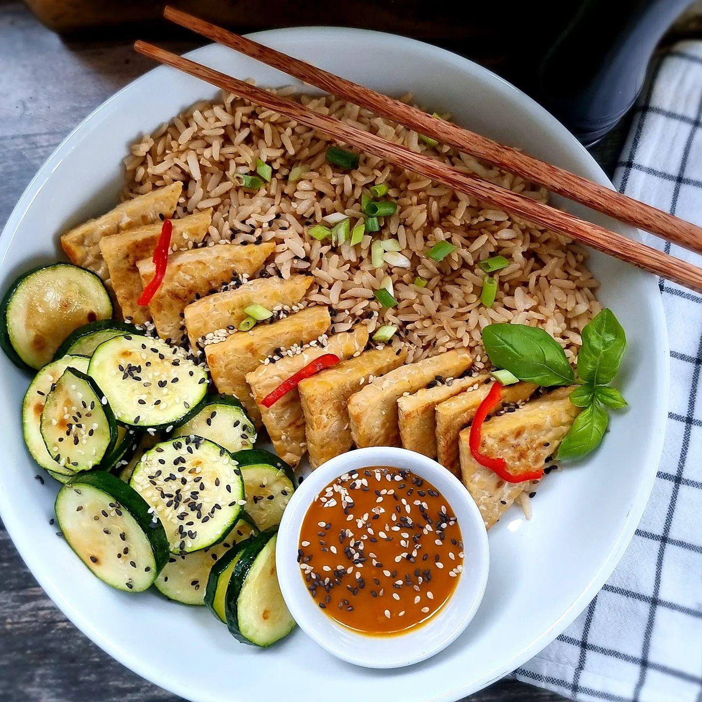 Crispy Tempeh with Sautéed Courgettes, Brown Rice and Satay Sauce ...
