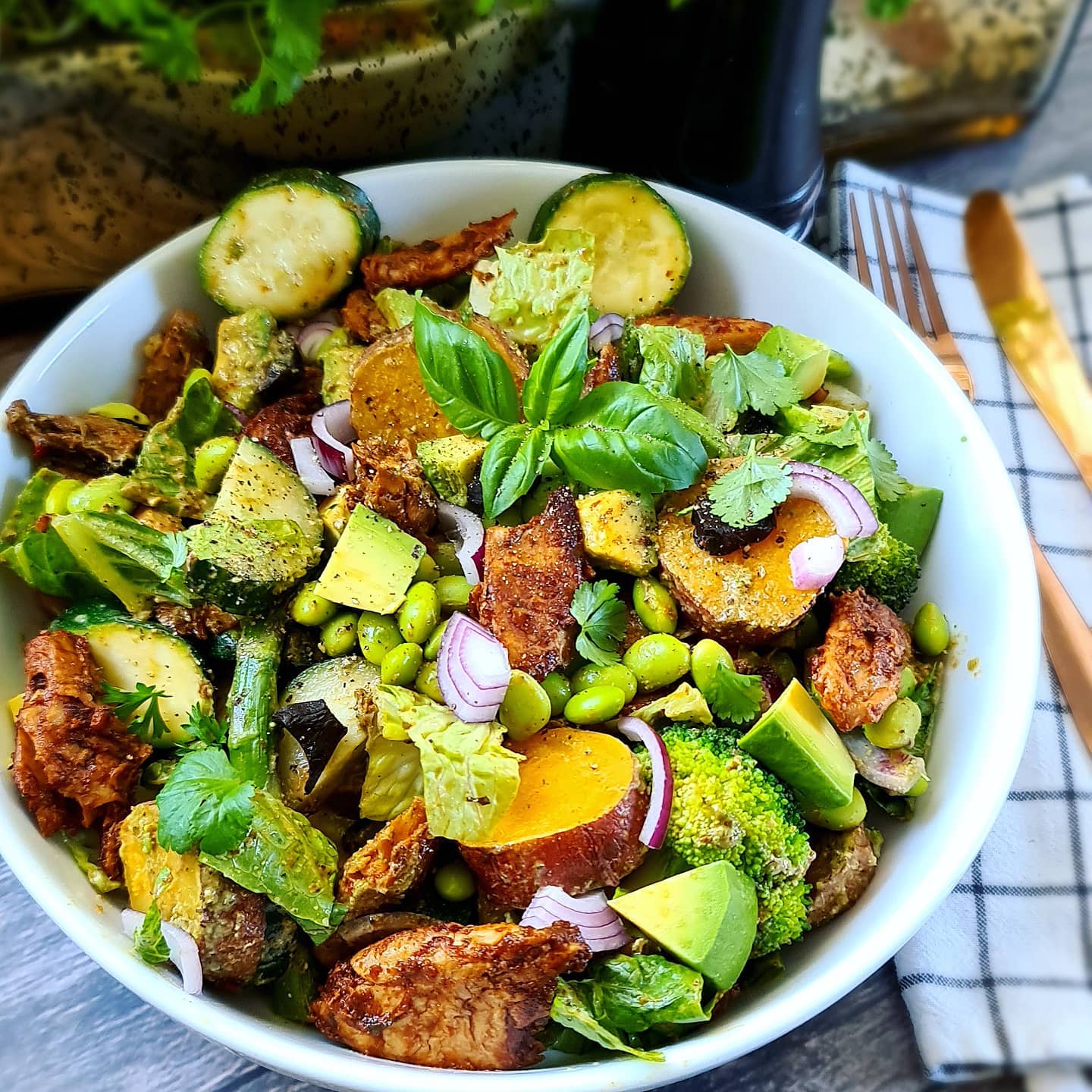 Green Pesto Salad with Pulled Oumph