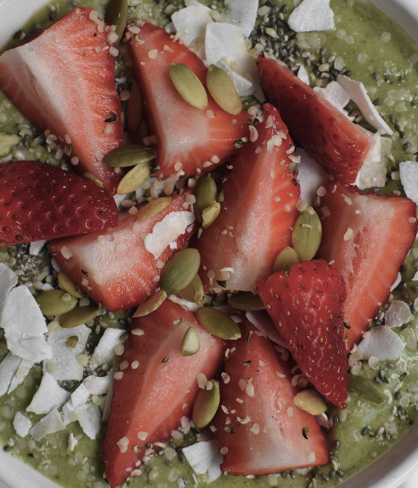 Green Smoothie with Banana and Seed Toppings