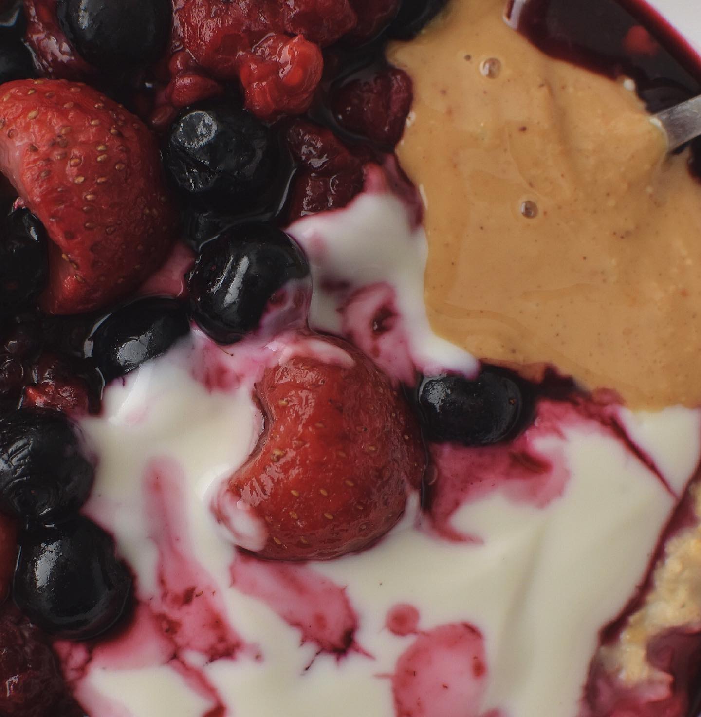 Quick Oatmeal with Berries and Yogurt