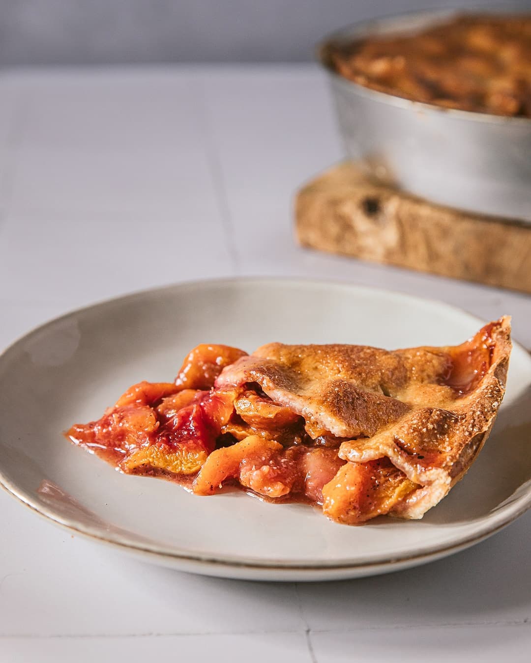Rustic Peach Pie with Vanilla and Cinnamon