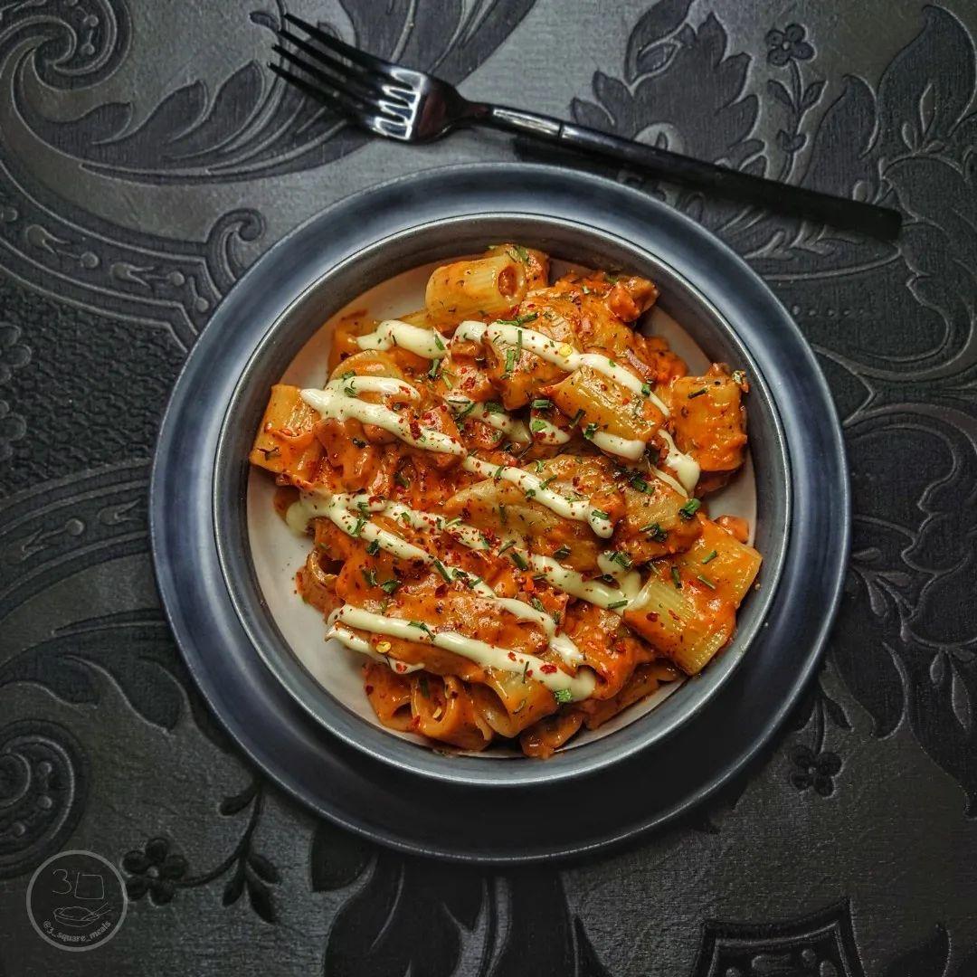 Creamy Cajun Chik'n and Bac'n Pasta