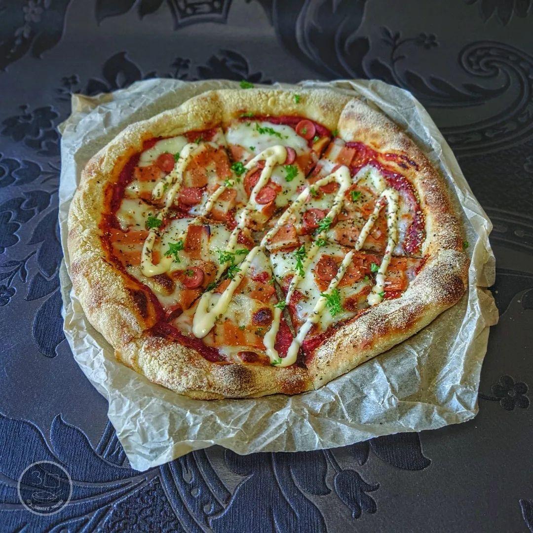 Vegetarian Pizza with Chilli Garlic Sauce