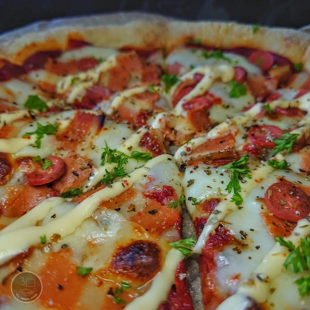 Vegetarian Pizza with Chilli Garlic Sauce