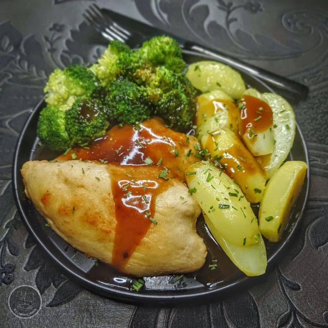 Pan-Fried Vegetarian Chicken with Potatoes and Broccoli