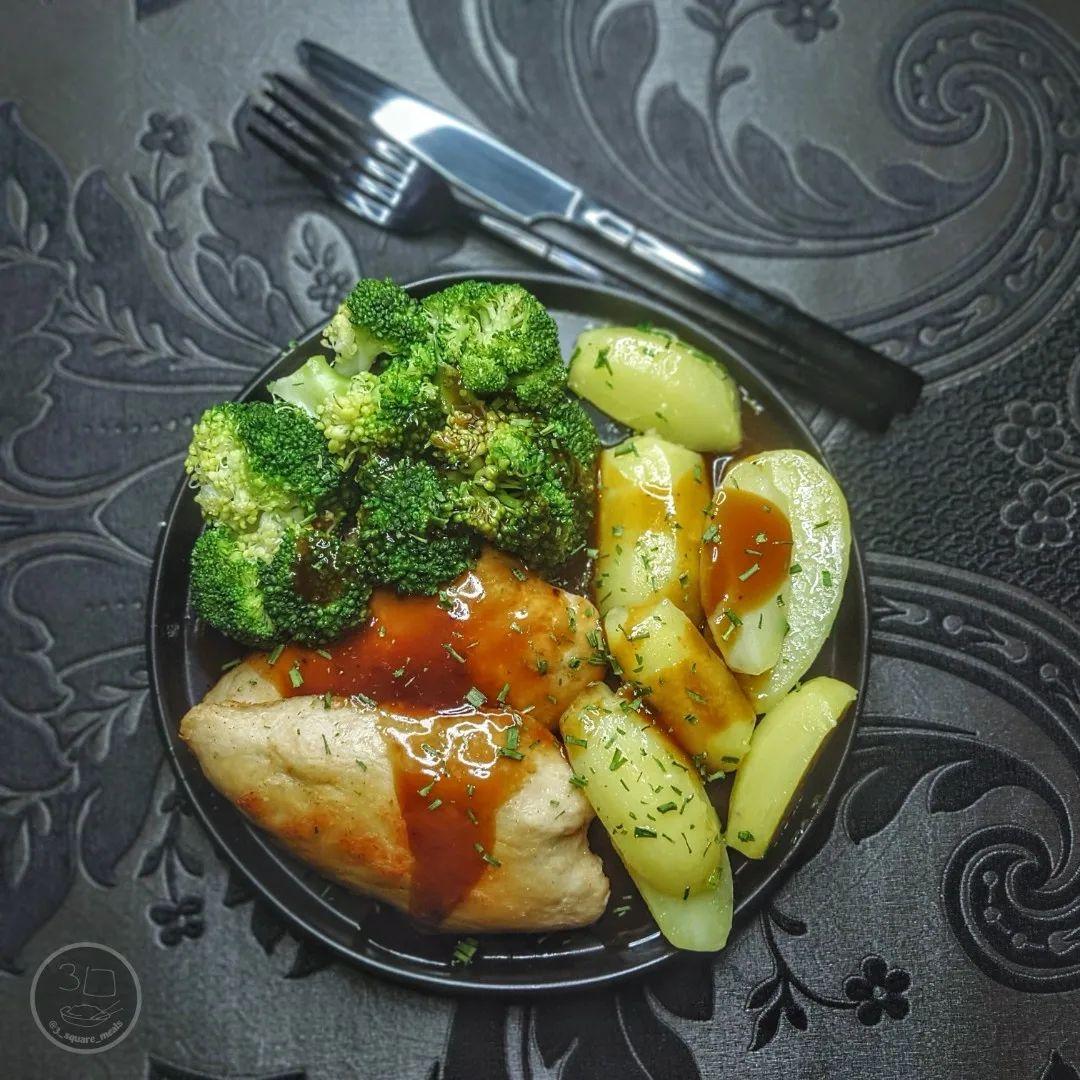 Pan-Fried Vegetarian Chicken with Potatoes and Broccoli