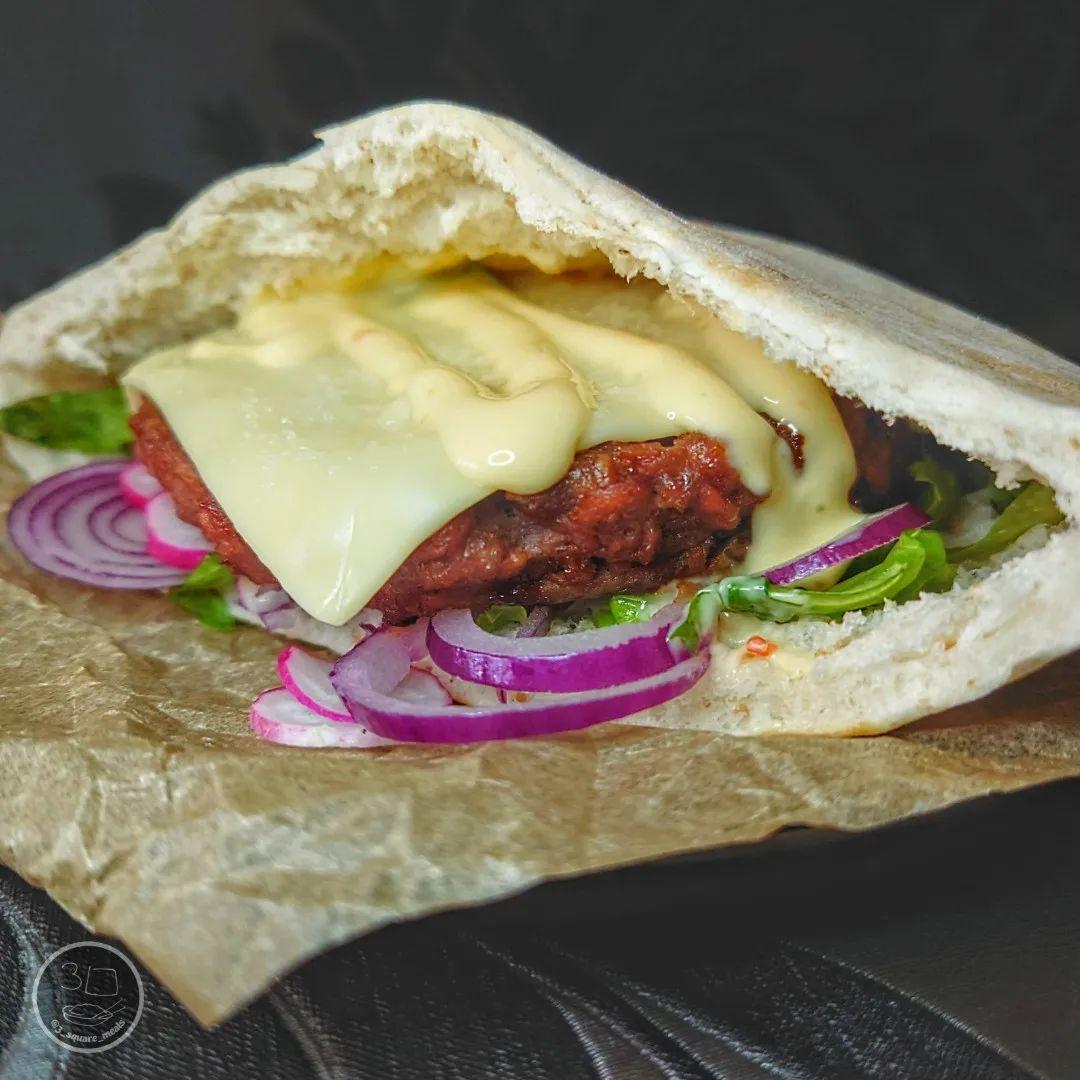 Pitta Burger with Vegetables and Cheese
