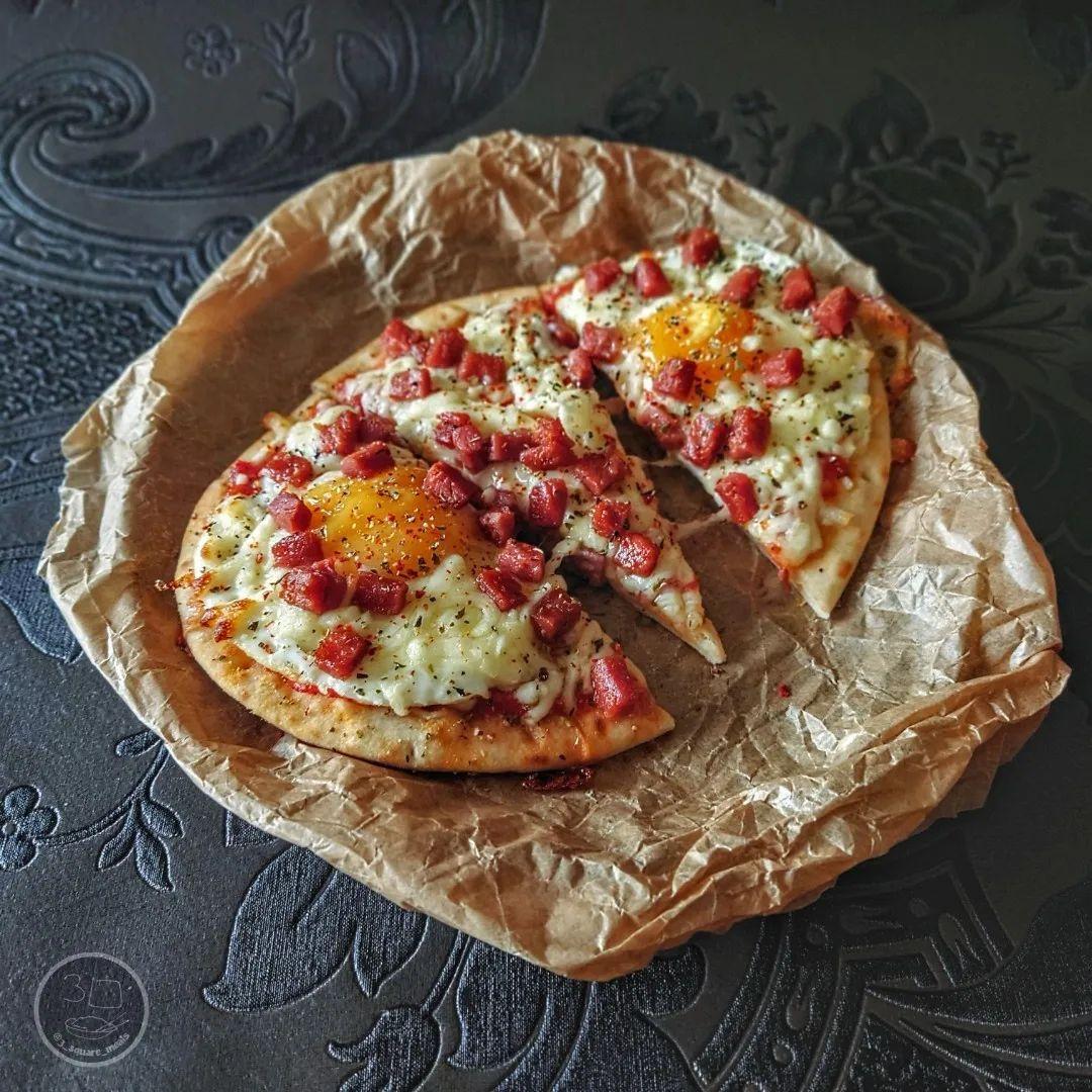Breakfast Flatbread Pizza with Eggs