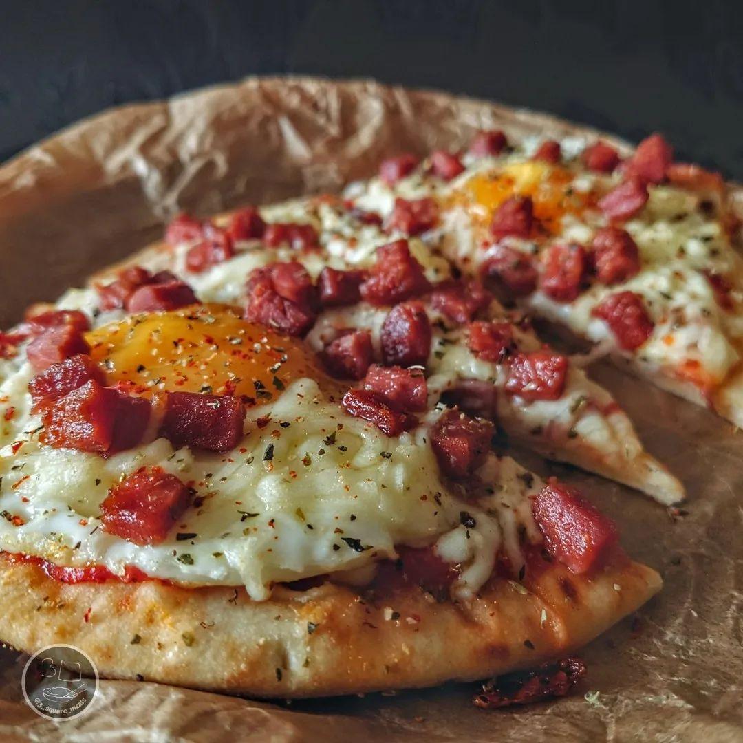 Breakfast Flatbread Pizza with Eggs