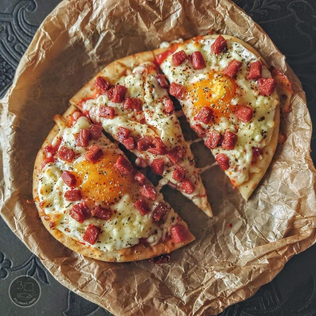 Breakfast Flatbread Pizza with Eggs