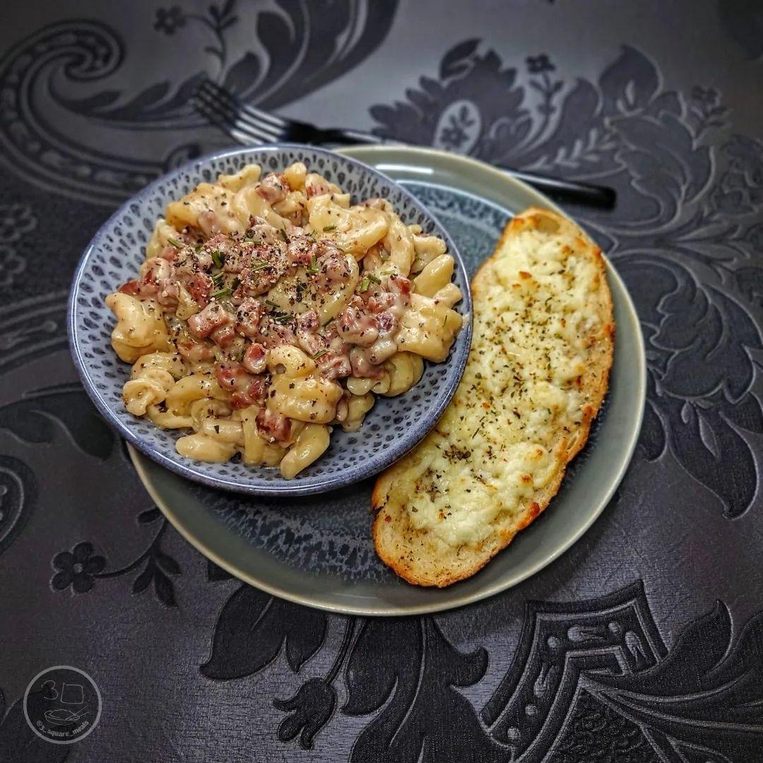 Vegetarian Carbonara with Garlic Bread