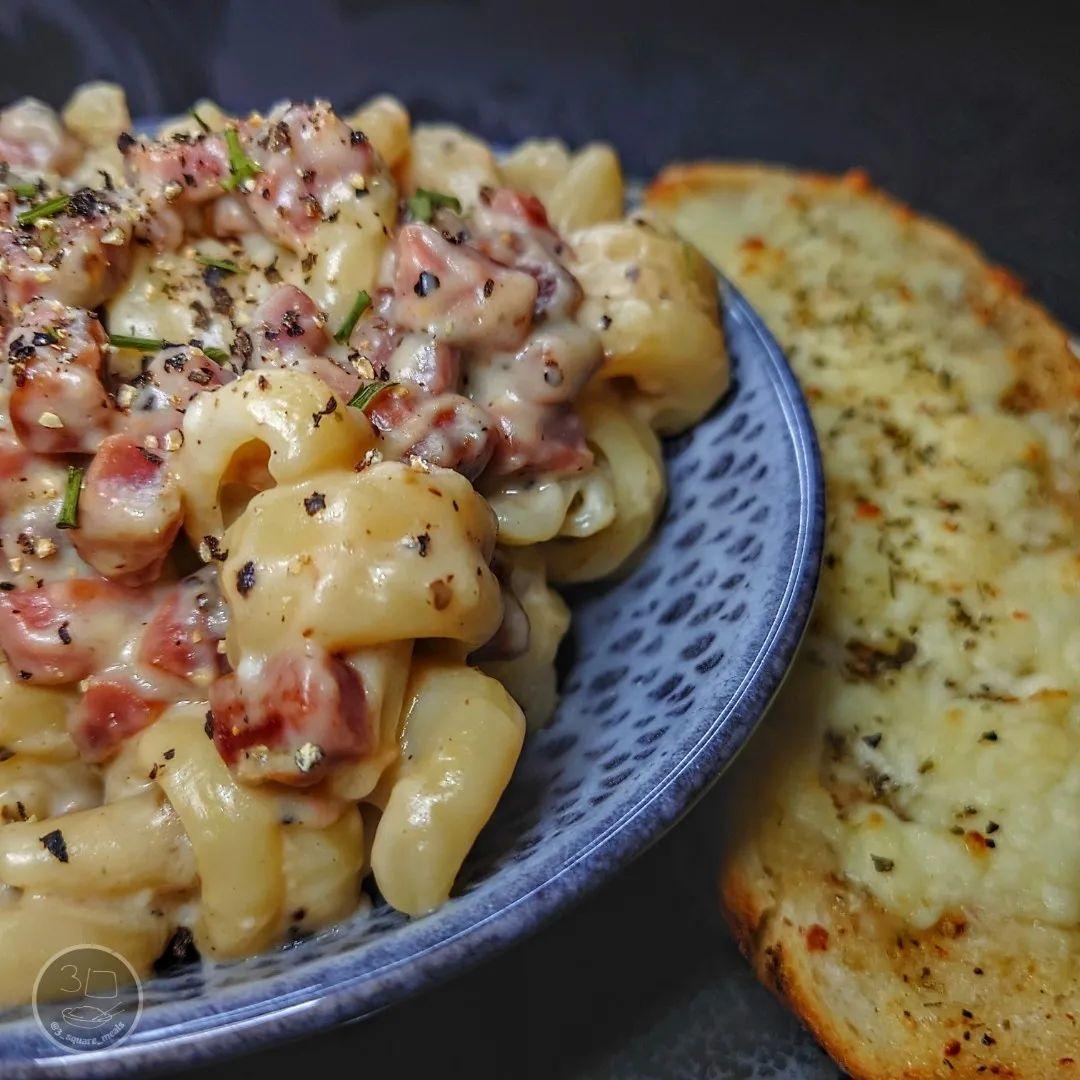 Vegetarian Carbonara with Garlic Bread