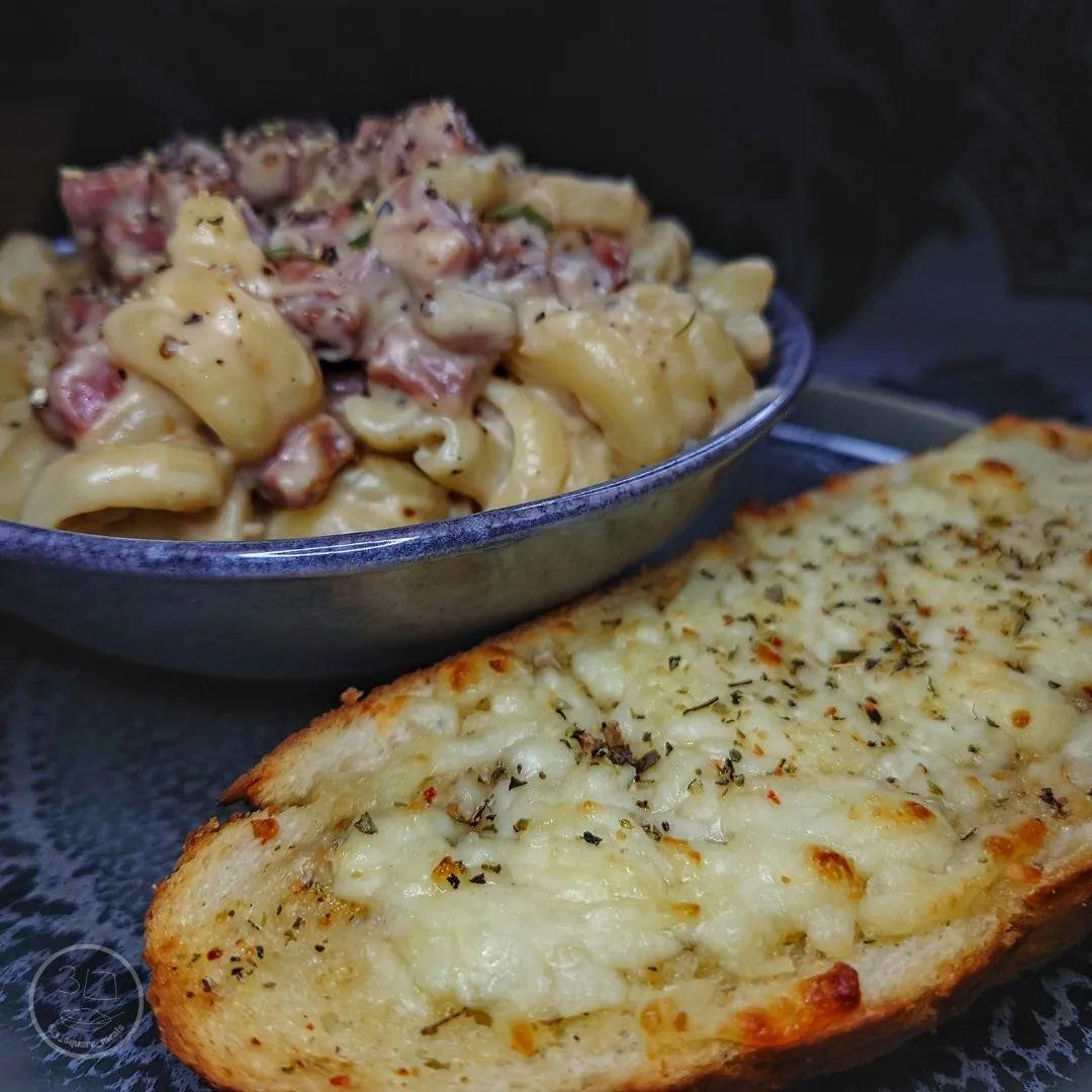 Vegetarian Carbonara with Garlic Bread