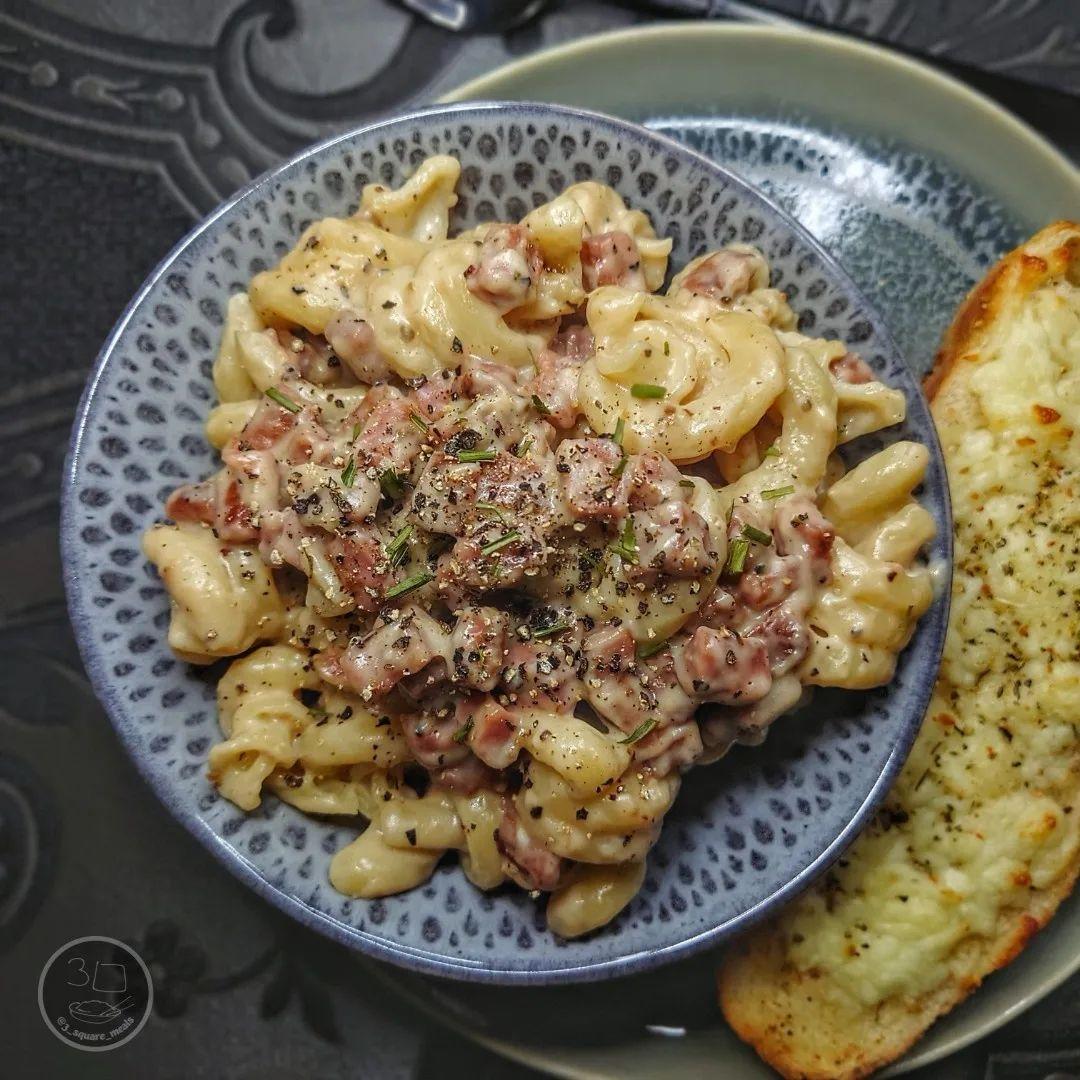 Vegetarian Carbonara with Garlic Bread