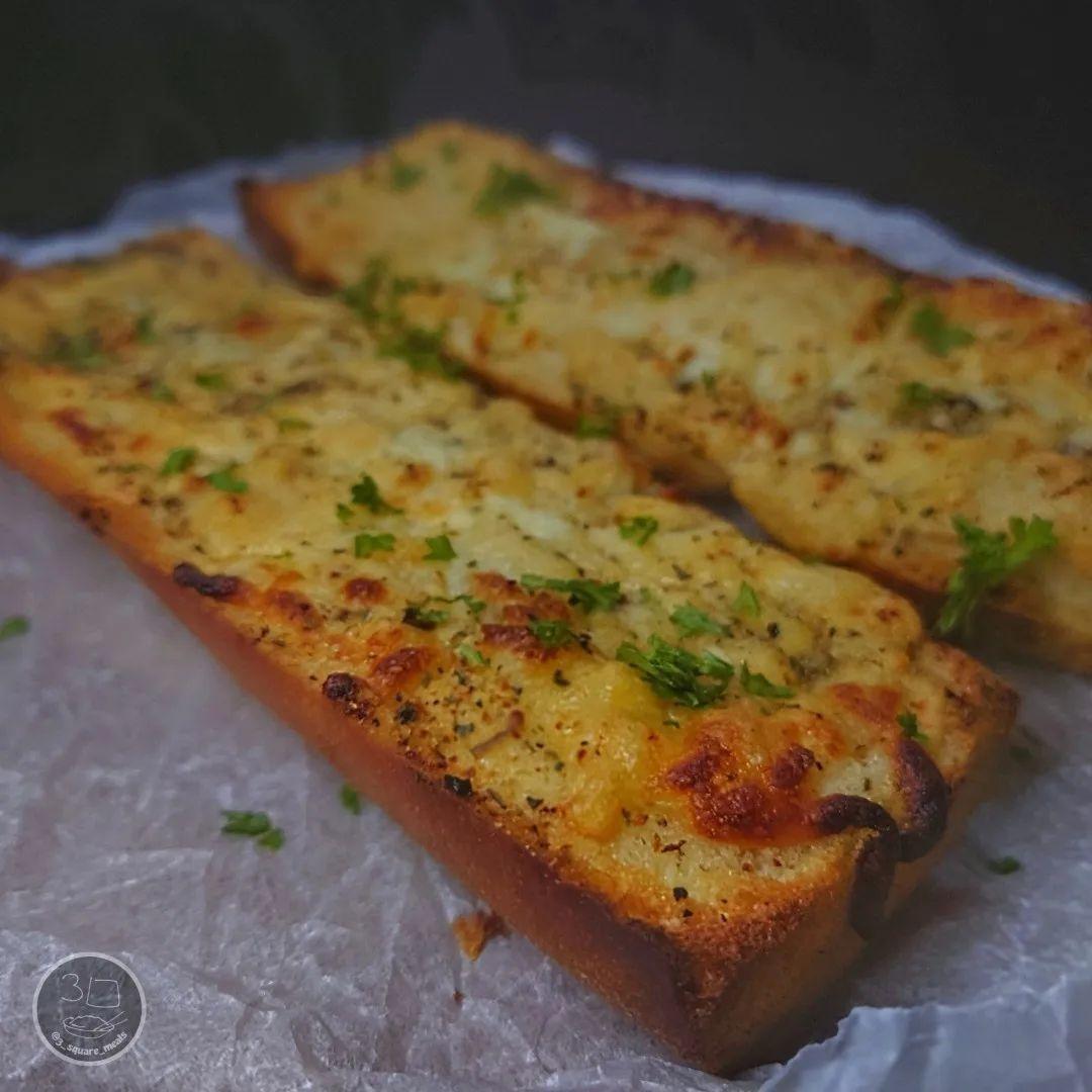 Simple Cheesy Garlic Bread