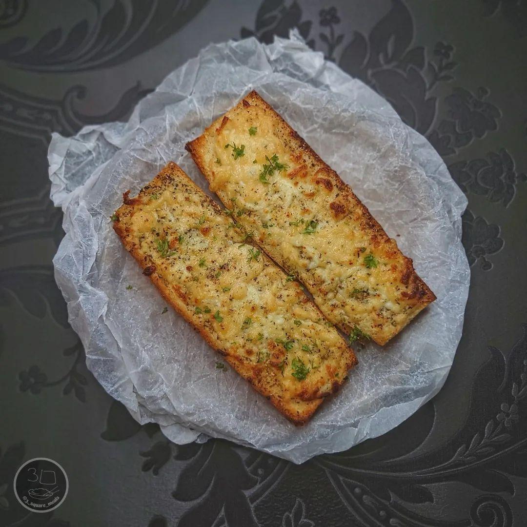 Simple Cheesy Garlic Bread